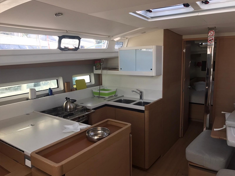 Charteryacht Sun Odyssey 440 Performance Ikarus from Trend Travel Yachting Pantry